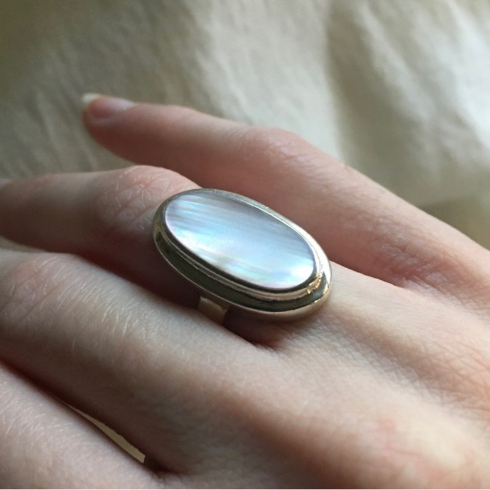 •MOTHER OF PEARL• sterling silver shield ring - Picture 3 of 4